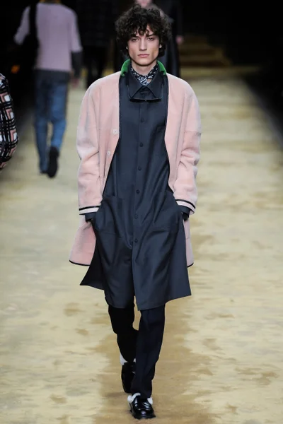 Look 16
